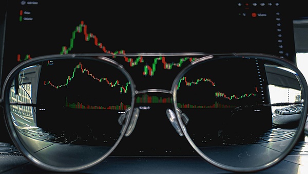 涉嫌操縱市場(chǎng) 特朗普遭質(zhì)疑圖片